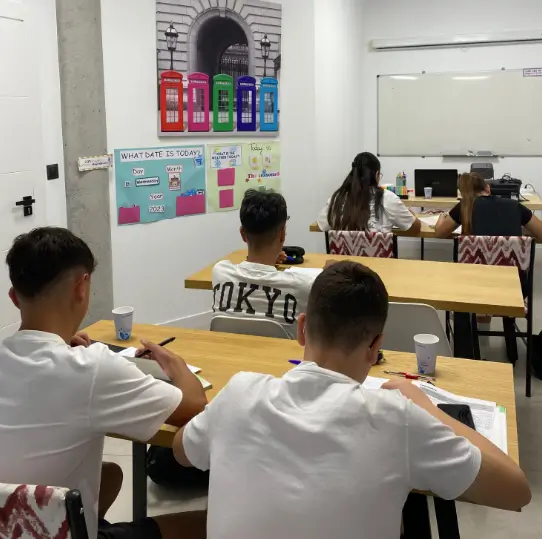 En City Of Classes descubrirás que aprender inglés no es tan difícil como a veces parece. Te ofrecemos cursos adaptados a tus  necesidades, que podrás realizar desde donde quieras y cuando quieras, de una manera divertida y cercana al profesor.